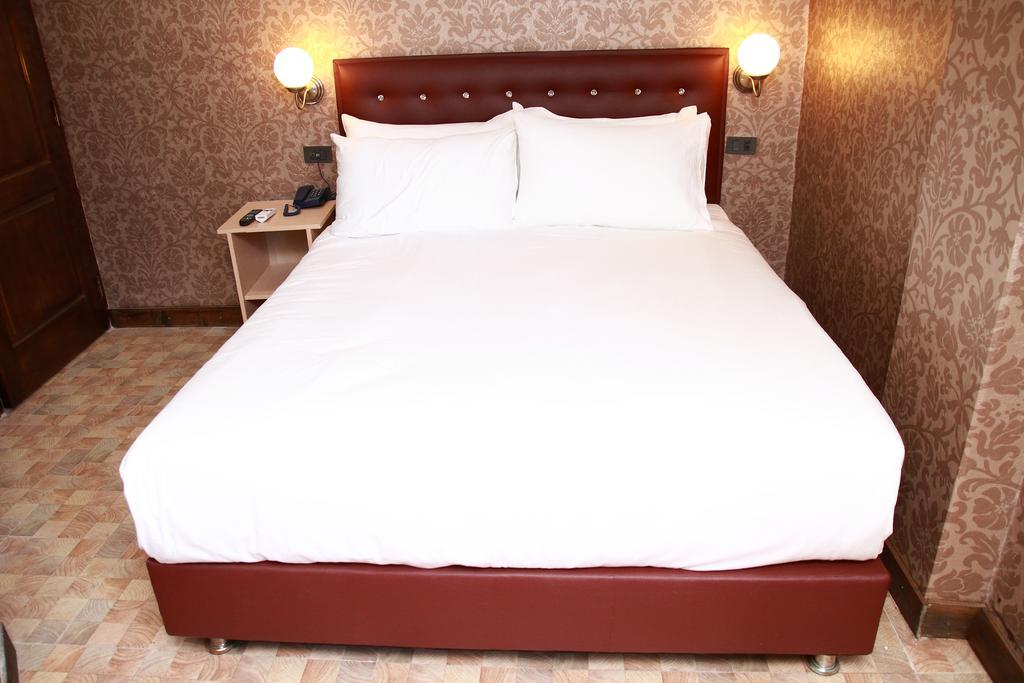 Harrys Suite Hotel Bangkok Exterior foto