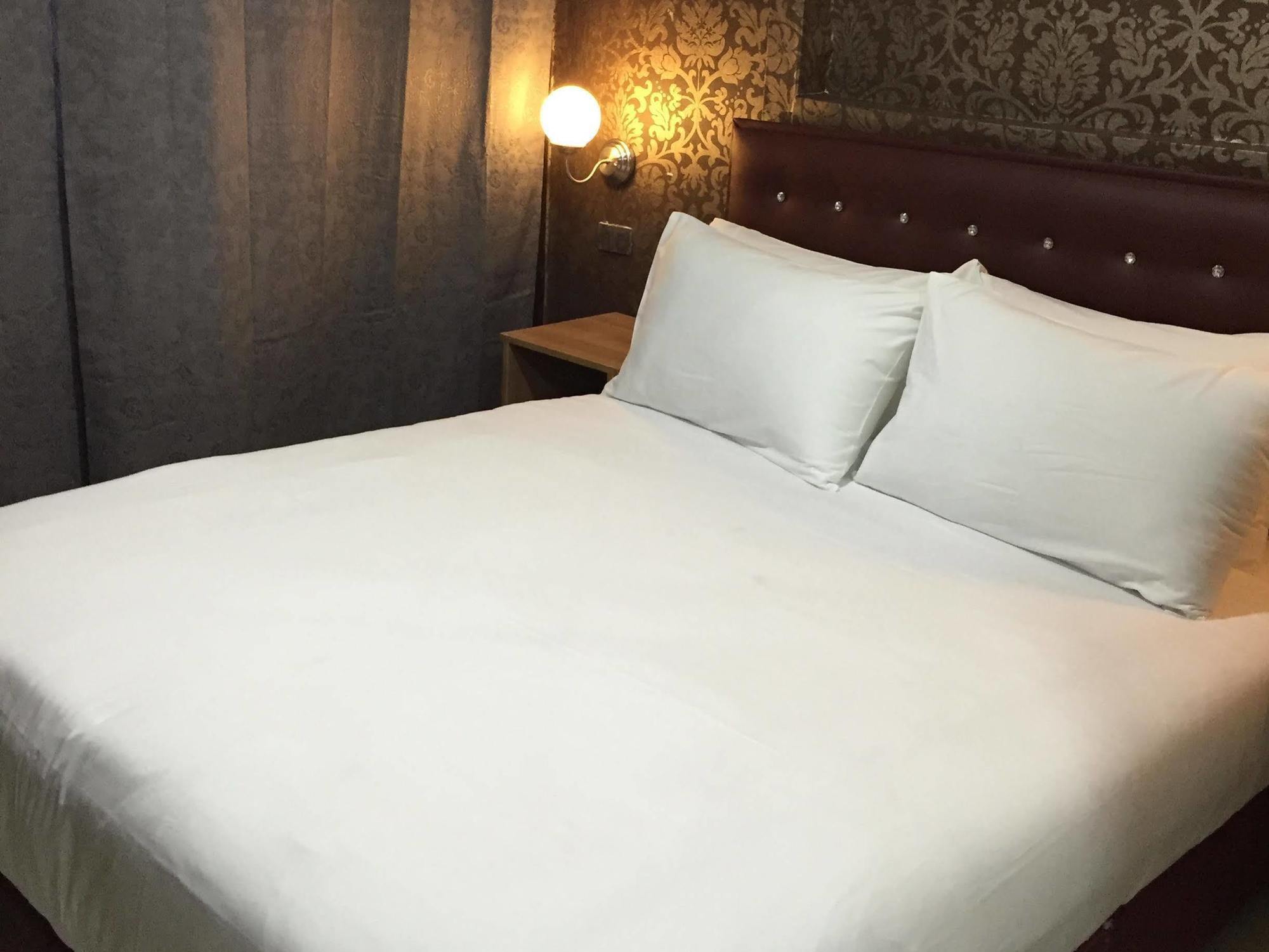 Harrys Suite Hotel Bangkok Exterior foto