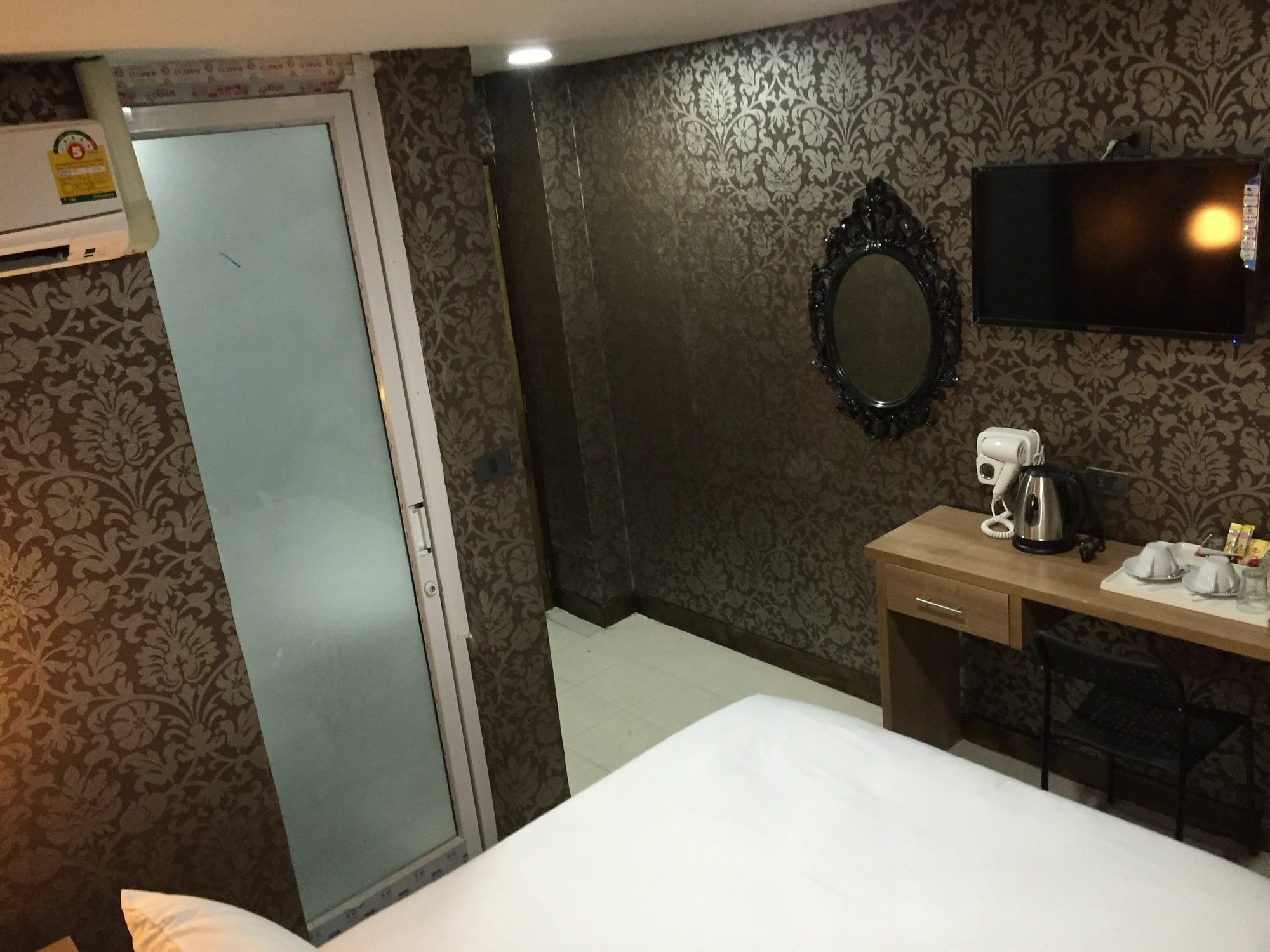 Harrys Suite Hotel Bangkok Exterior foto